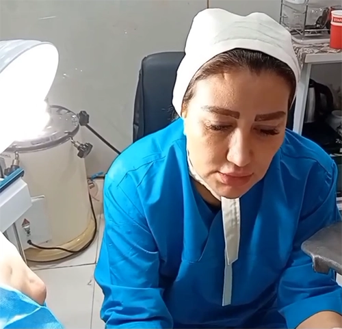 دکتر سبک رو در حال انجام عمل لابیاپلاستی