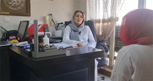 دکتر سبک رو در حال مشاوره برای عمل لابیاپلاستی